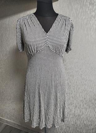 Сукня в "гусячу лапку"