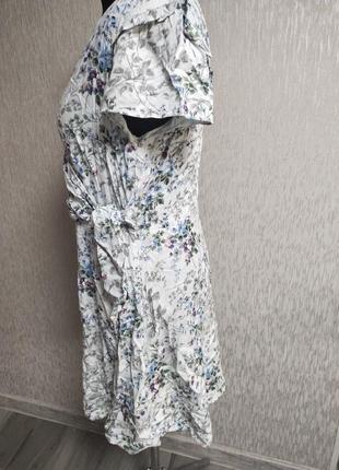 Нежное платье в цветочный принт4 фото