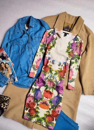 H&m платье белое в цветочный принт красный розовый по фигуре карандаш футляр с вырезом на спине