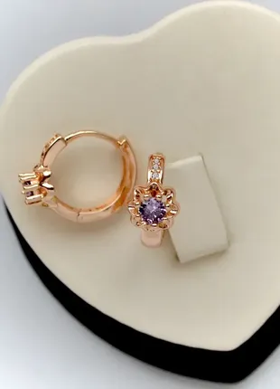 Серьги-кольца с фиолетовыми кристаллами xuping. (медицинское золото)