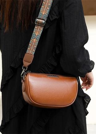 Стильна лаконічна коричнева жіноча сумка кросбоді через плече екошкіра