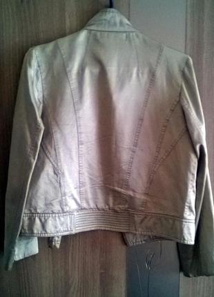 Френч - пиджак оливкового цвета с кармашками и молниями.2 фото