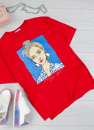 Стильна червона футболка з малюнком принтом дівчина оверсайз
