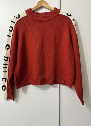 Стильный женский свитер красный
