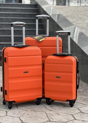 Качественный чемодан,польнее,противоударный пластик,ухие размеры,кодовый замок,wings1 фото