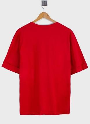 Стильная красная футболка с рисунком принтом девушка оверсайз4 фото