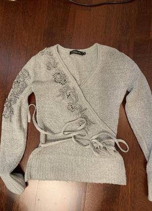 Очень красивый и оригинальный свитер с вышивкой1 фото