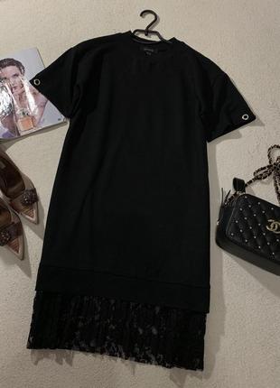 Стильное базовое платье-свитшот в черном цвете, с кружевом гофре по низу