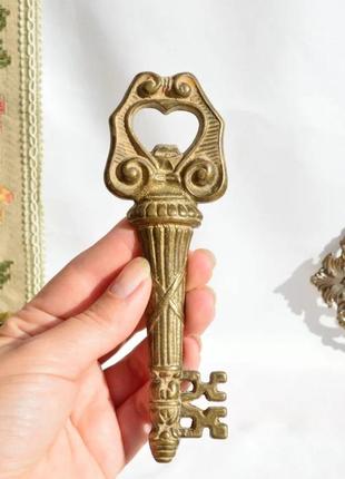 Цікава , рідкісна відкривачка в вигляді казкового ключа!
бронза.
гарний стан,  без будь-яких дефектів.