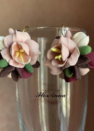 Сережки ручної роботи з квітами з полімерної глини "совіньйон"2 фото