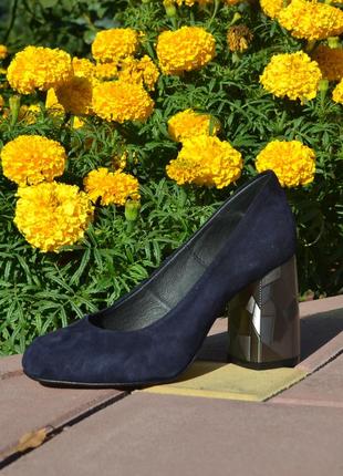 Шикарные замшевые  туфли на высоком дизайнерском каблуке с заквадраченым носком1 фото
