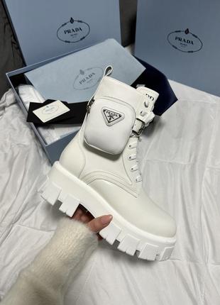 Розкішні жіночі зимові чоботи у стилі prada boots zip pocket white premium білі на хутрі