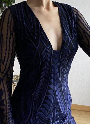 Платье кружево вышивка на сетке вырез декольте фиолетовое с разрезом на бедре lavish alice1 фото