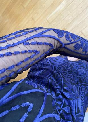 Платье кружево вышивка на сетке вырез декольте фиолетовое с разрезом на бедре lavish alice6 фото
