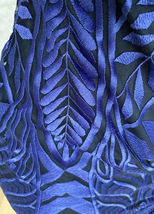 Платье кружево вышивка на сетке вырез декольте фиолетовое с разрезом на бедре lavish alice5 фото