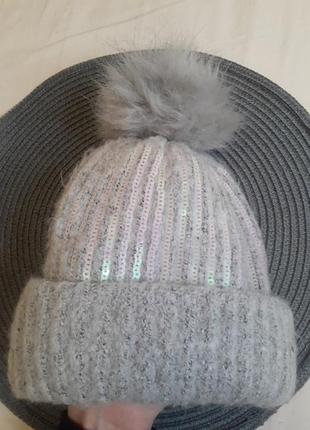 Шапка в нежную пайетку