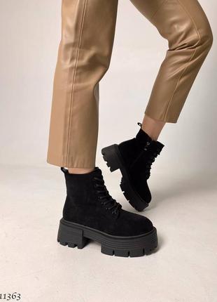 Черные натуральные замшевые зимние короткие низкие ботинки на шнурках шнуровке высокой толстой подошве зима замша10 фото