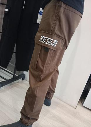 Модные котоновые брюки джоггеры карго для мальчика  коричневые 152 - 1802 фото