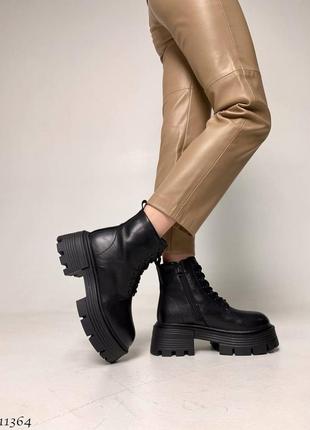 Чорні натуральні шкіряні зимові короткі низькі черевики на шнурках шнурівці високій товстій підошві платформі шкіра
