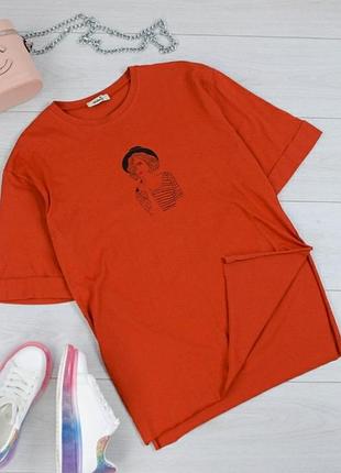 Стильная красная футболка с рисунком принтом девушка оверсайз