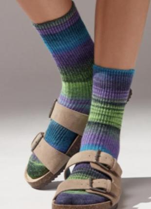 Женские короткие носки из мягкой и уютной смеси шерсти с многоцветным узором в полоску.4 фото
