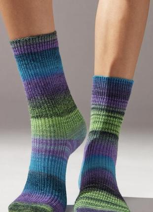 Женские короткие носки из мягкой и уютной смеси шерсти с многоцветным узором в полоску.3 фото