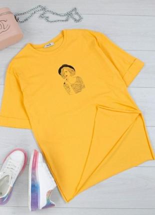 Стильна жовта футболка з малюнком принтом дівчина оверсайз