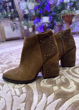 Замшевые светло-коричневые ботинки на каблуке2 фото