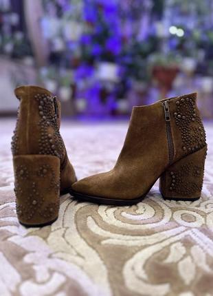 Замшевые светло-коричневые ботинки на каблуке5 фото
