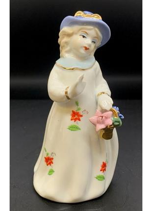 Статуэтка девушка с цветами фарфор (12,5*6*5,5 см)