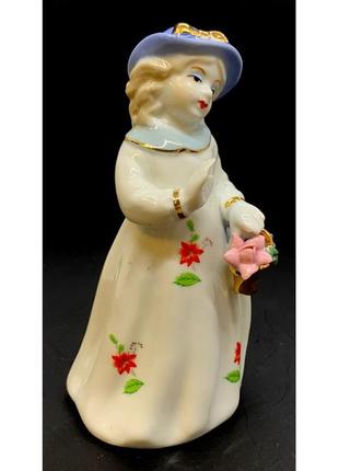 Статуэтка девушка с цветами фарфор (12,5*6*5,5 см)