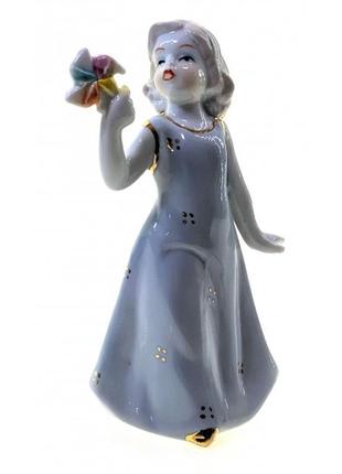 Статуетка дівчинка з іграшкою порцеляна (12*7,5*5,5 см)