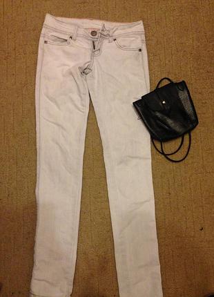 Белые джинсы