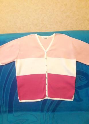 Трикотажный кардиган с коротким рукавом.