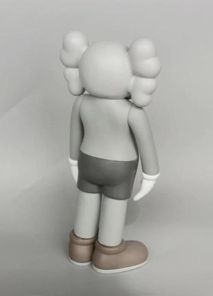 Статуэтка kaws companion серого цвета 18 см. дизайнерская игрушка кавс серый. фигурка для интерьера медведь6 фото