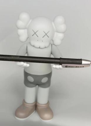 Статуэтка kaws companion серого цвета 18 см. дизайнерская игрушка кавс серый. фигурка для интерьера медведь3 фото