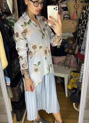 Эффектная удлиненная рубашка в цветочный принт