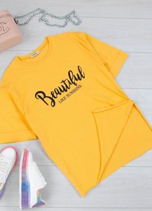 Стильная желтая футболка с надписью оверсайз