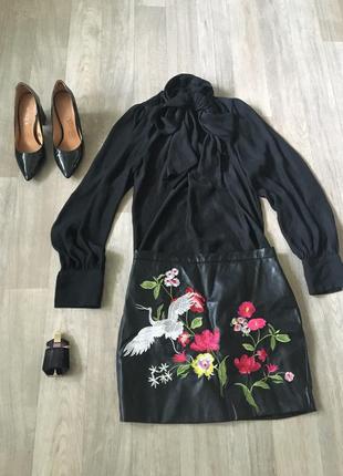 Шкіряна міні спідниця з вишивкою