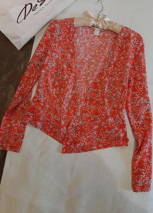 Красная цветочной расцветки блузка на запах h&m6 фото