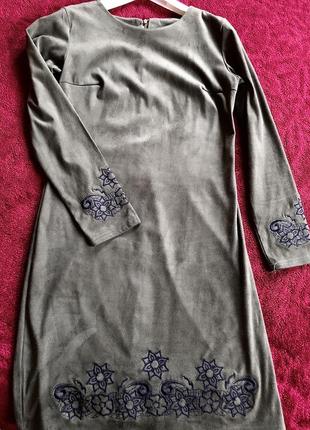 Замшевое платье с вышивкой.цвет олива/хаки.4 фото