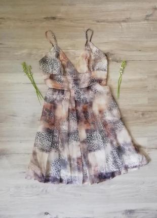 Гарне повітряне плаття плісе