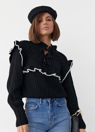 Жіночий в'язаний светр з рюшами
