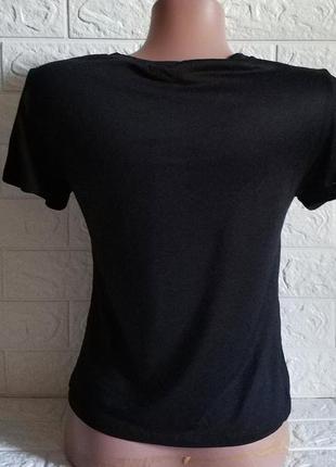 Легкая летняя футболка с вырезом черная3 фото