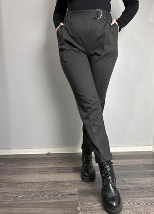 Жіночі класичні сірі брюки завужені до низу modna kazka mkjl1131011-12 фото
