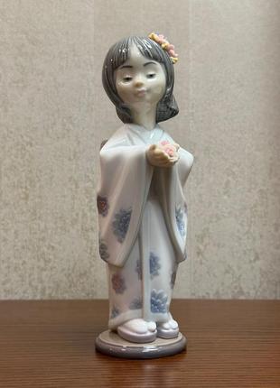 Фарфорова статуетка lladro «несуча квіти».1 фото