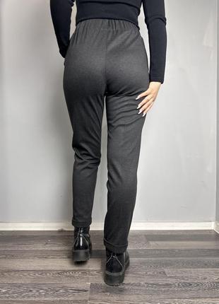 Жіночі класичні штани сірі теплі modna kazka mkjl1108011-16 фото