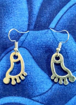 Сережки нога.