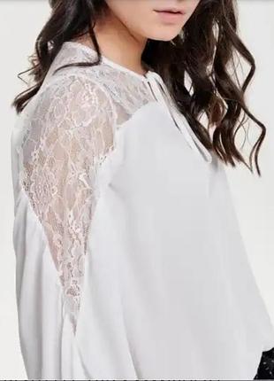 Дуже красива мереживна блузка з бренду vila.