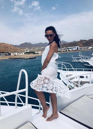 Белое платье сарафан парэо для моря с выбитым кружевом7 фото